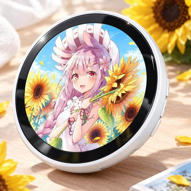 Custom digital display badge showing personalized photo content on a wearable pin Imagen secundaria del producto