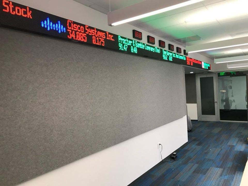 LED Ticker Display – Programmable Scrolling Text Sign for Stock Exchange and Financial News | Leadleds